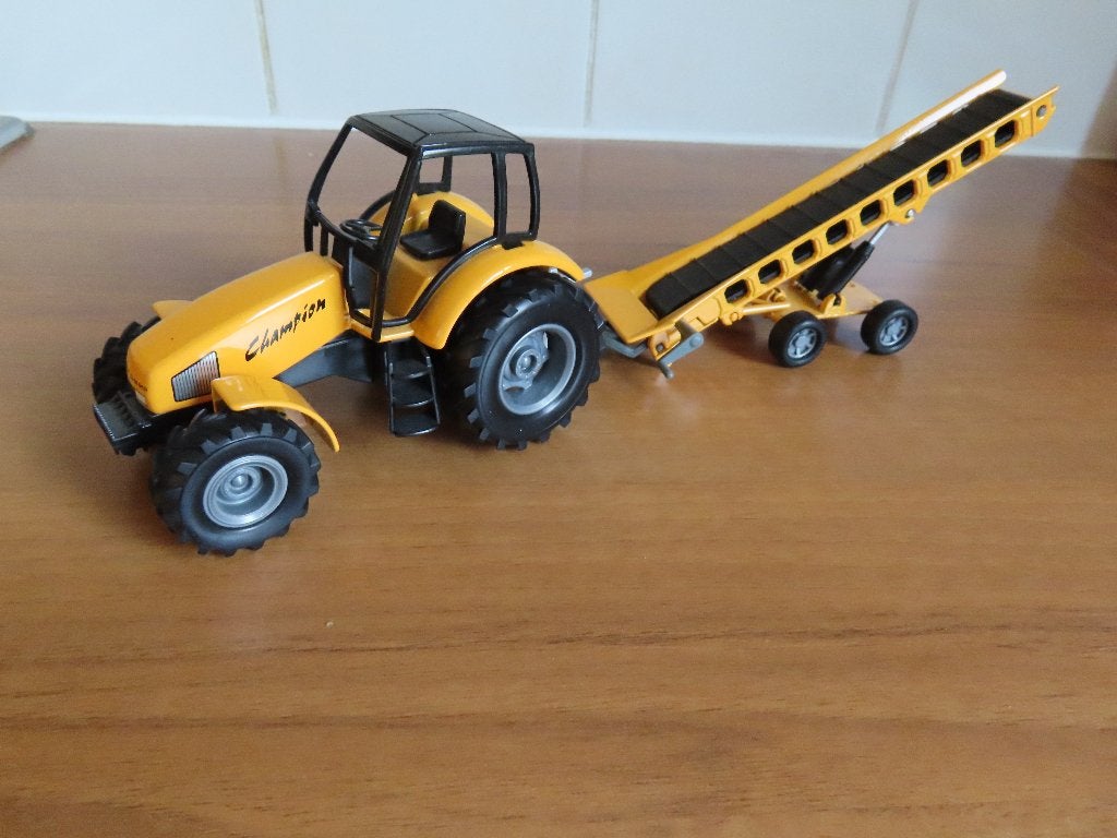 Farm Champ landbouwtrekker + transportband 1:32, Hobby en Vrije tijd, Modelauto's | 1:32, Ophalen of Verzenden, Zo goed als nieuw