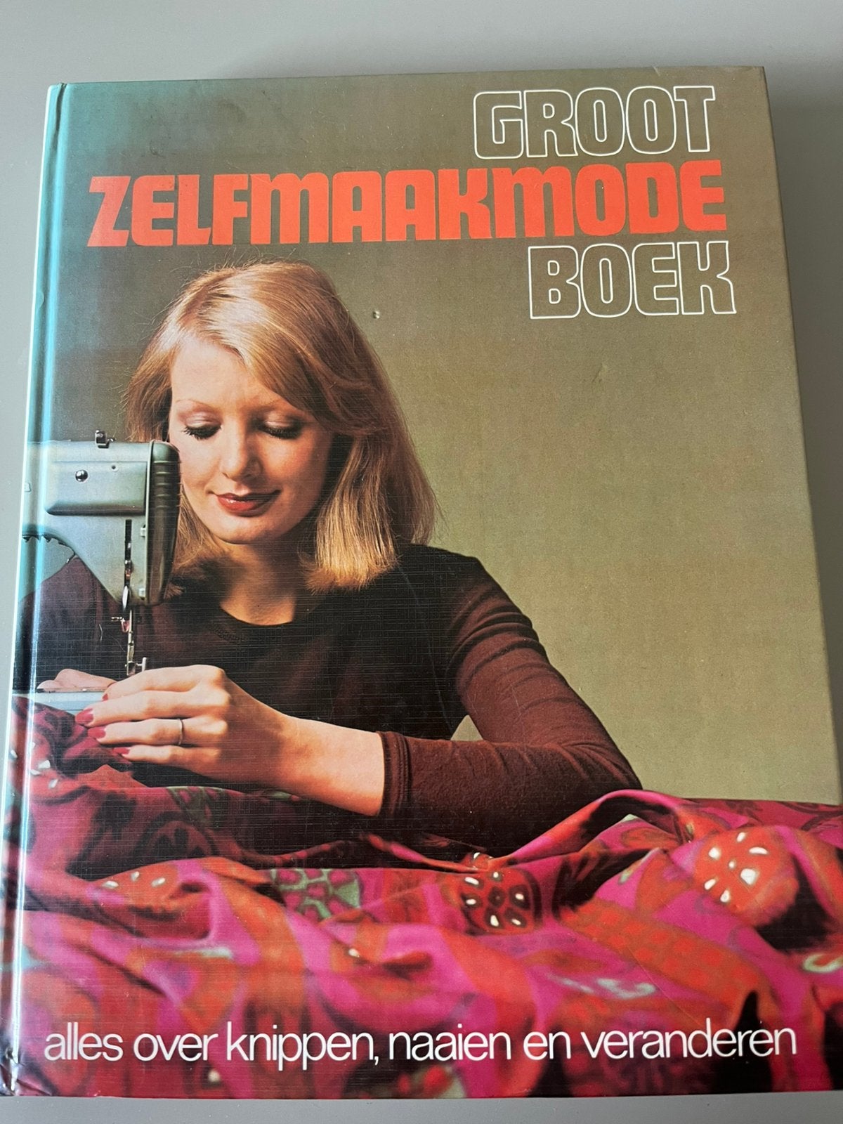 Groot zelfmaakmode boek uit 1974, uniek vintage exemplaar, Boeken, Ophalen of Verzenden, Zo goed als nieuw, Borduren en Naaien