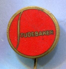 STUDEBAKER rood email op koper auto speldje ( D_050 ), Verzamelen, Verzenden, Zo goed als nieuw, Transport, Speldje of Pin