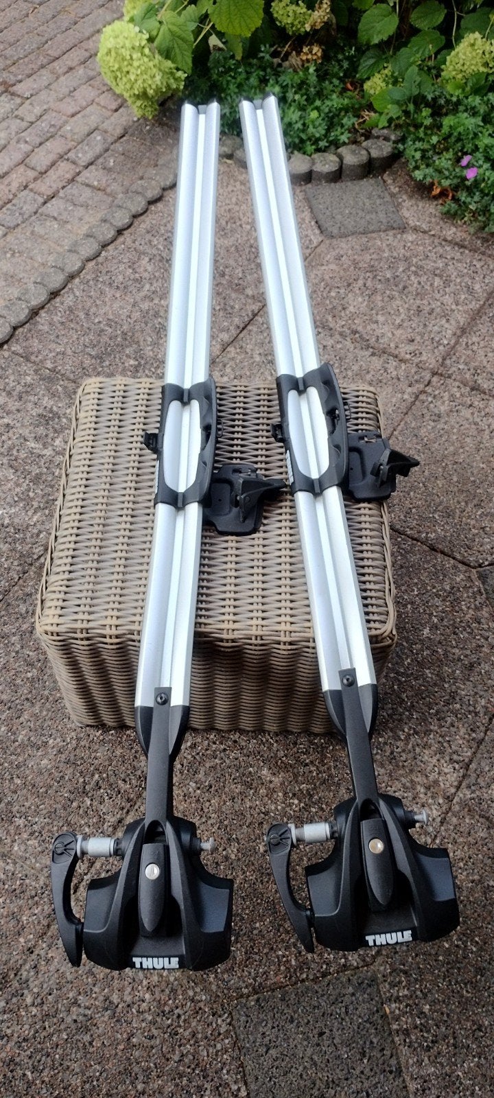 2 fietsendragers Thule Outride 561 plus wielhouders, Ophalen, 2 fietsen, Gebruikt, Dakdrager