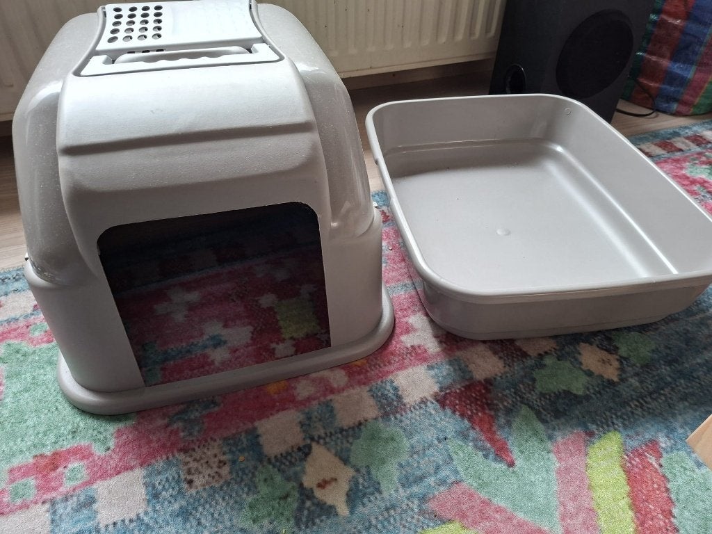 Kattenbak, krabpaal/speeltje, drink- en etensbakken, mand, Ophalen, Zo goed als nieuw