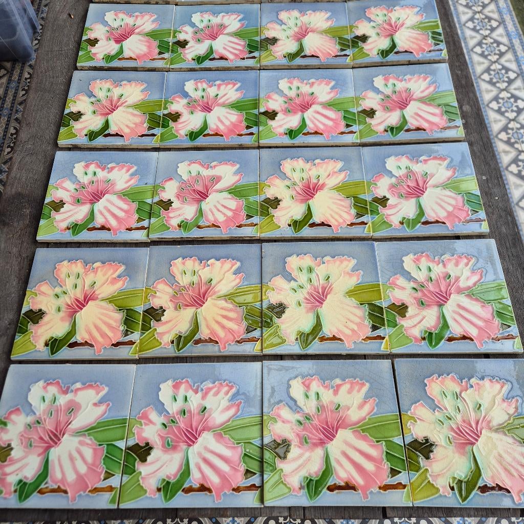 24 art nouveau tegels met hybiscus opgelegd decor, Antiek en Kunst, Antiek | Wandborden en Tegels, Ophalen
