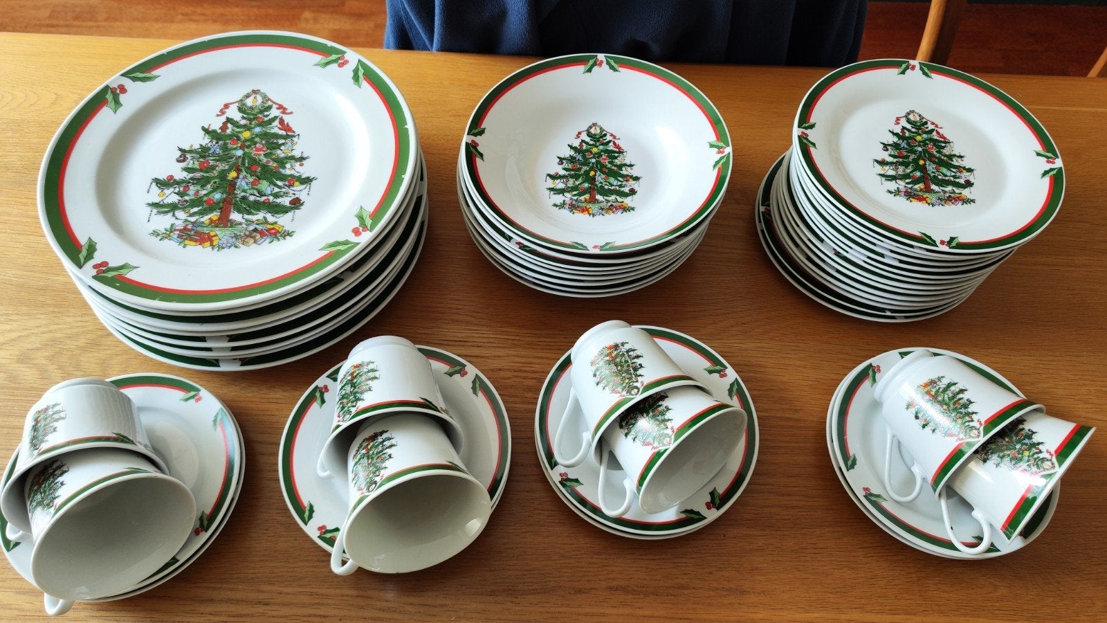 Kerstservies met kerstboomdecoratie - Compleet, Ophalen, Klassiek, Zo goed als nieuw, Porselein