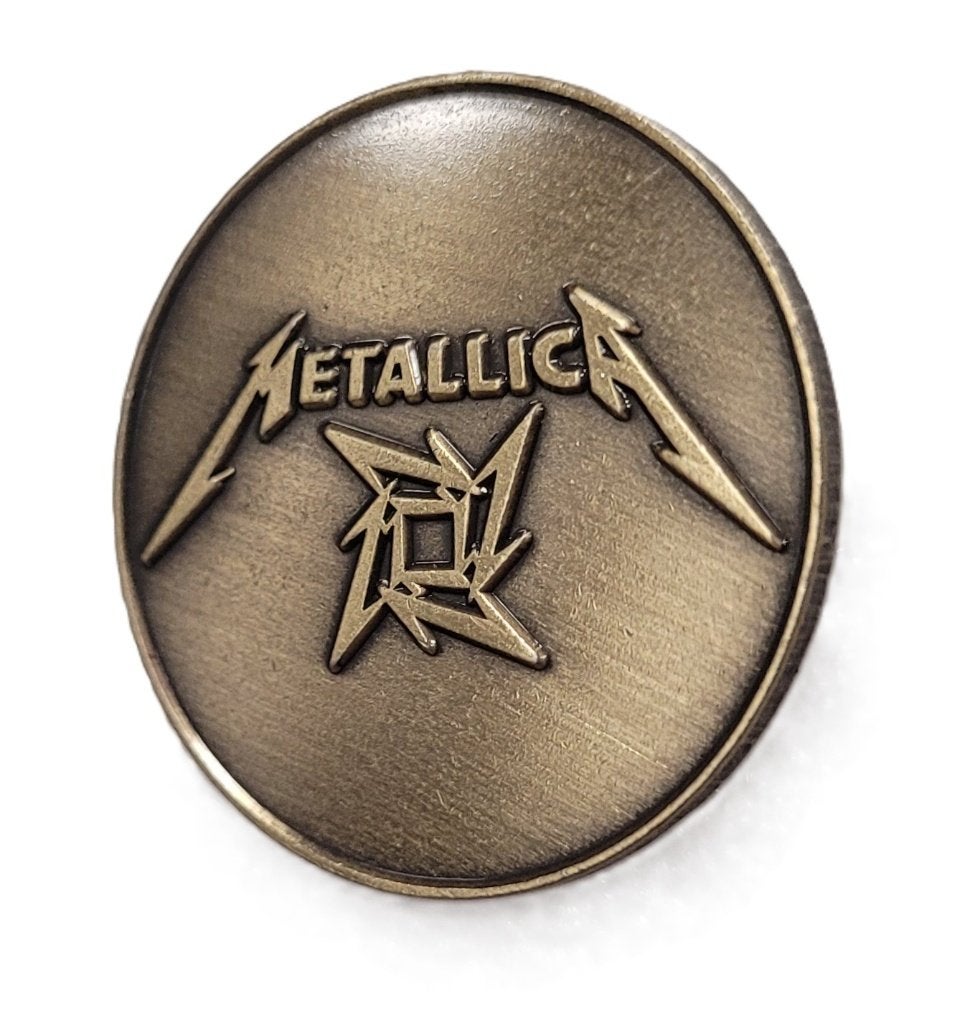 Metallica logo goud rond speld van metaal pin speldje, Info@deconoord.nl, Deco Noord, Nieuw, Ophalen of Verzenden