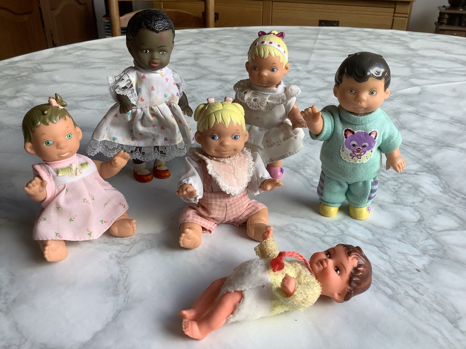 Oude poppetjes in rieten mand, Verzamelen, Ophalen of Verzenden, Zo goed als nieuw, Poppenhuis