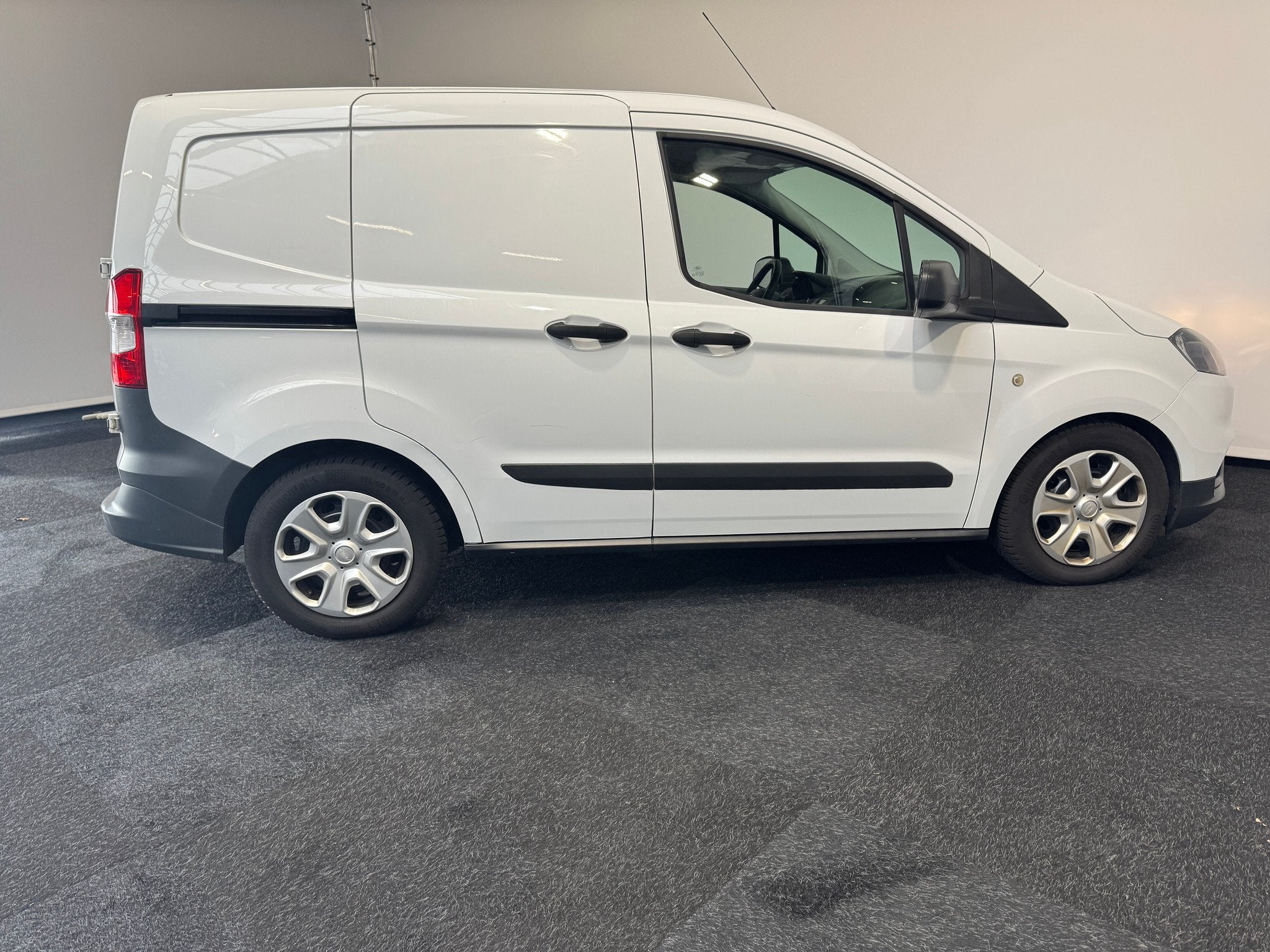 Ford Transit Courier 1.5 TDI 100 PK Airco Apk 2027, Voorwielaandrijving, Gebruikt, Euro 6, 4 cilinders