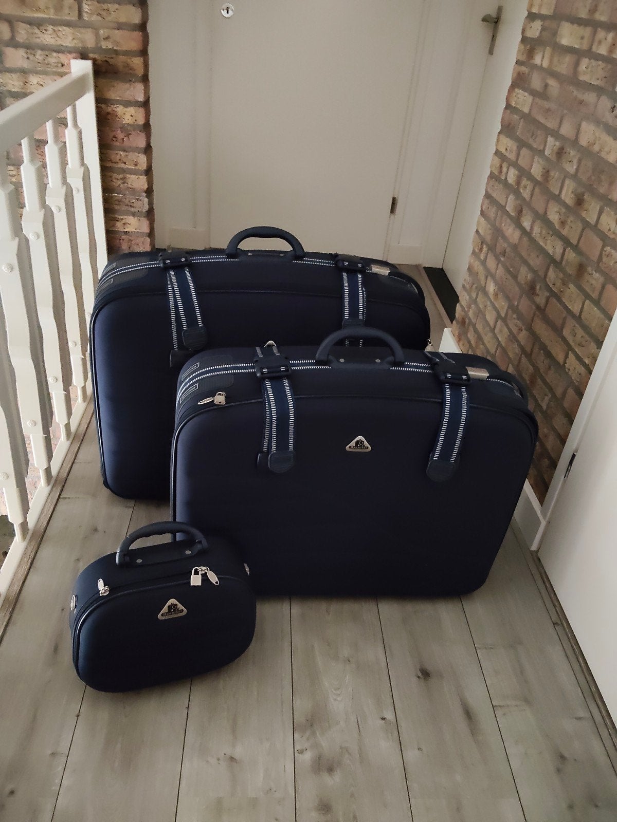set van 2 koffers en 1 beautycases, Ophalen, Zo goed als nieuw, Hard kunststof