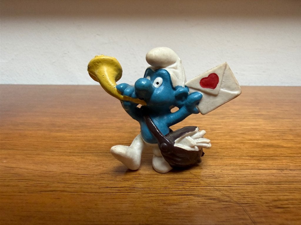Postbode Smurf met liefdesbrief – donkerbruine tas, Ophalen of Verzenden, Gebruikt, Overige Smurfen, Poppetje, Figuurtje of Knuffel