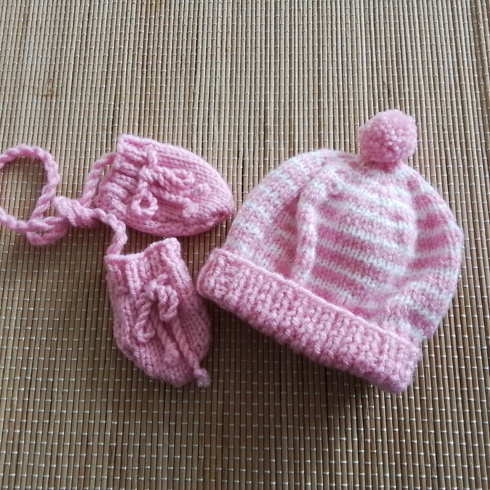 Poppenkleertjes  Handgebreid WINTERSETJE  / Muts en Wantjes, Ophalen of Verzenden, Nieuw, Babypop