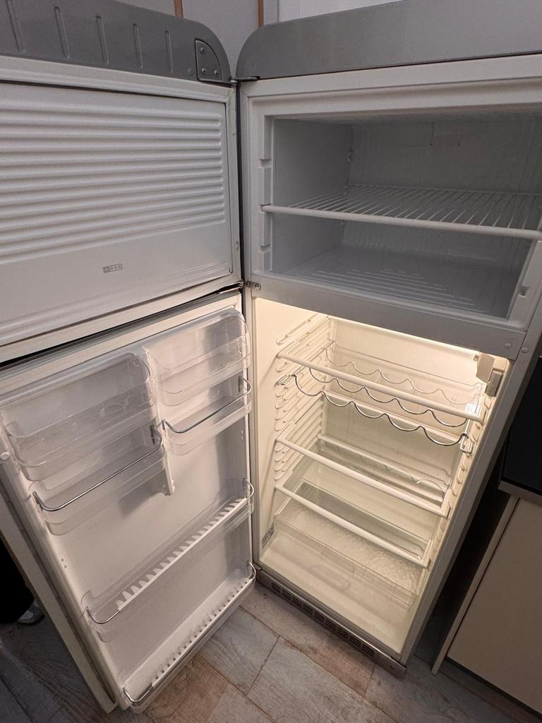 Smeg Koelkast met vriezer - Grijs (goede staat), Witgoed en Apparatuur, Gebruikt, 200 liter of meer, 60 cm of meer, Met aparte vriezer