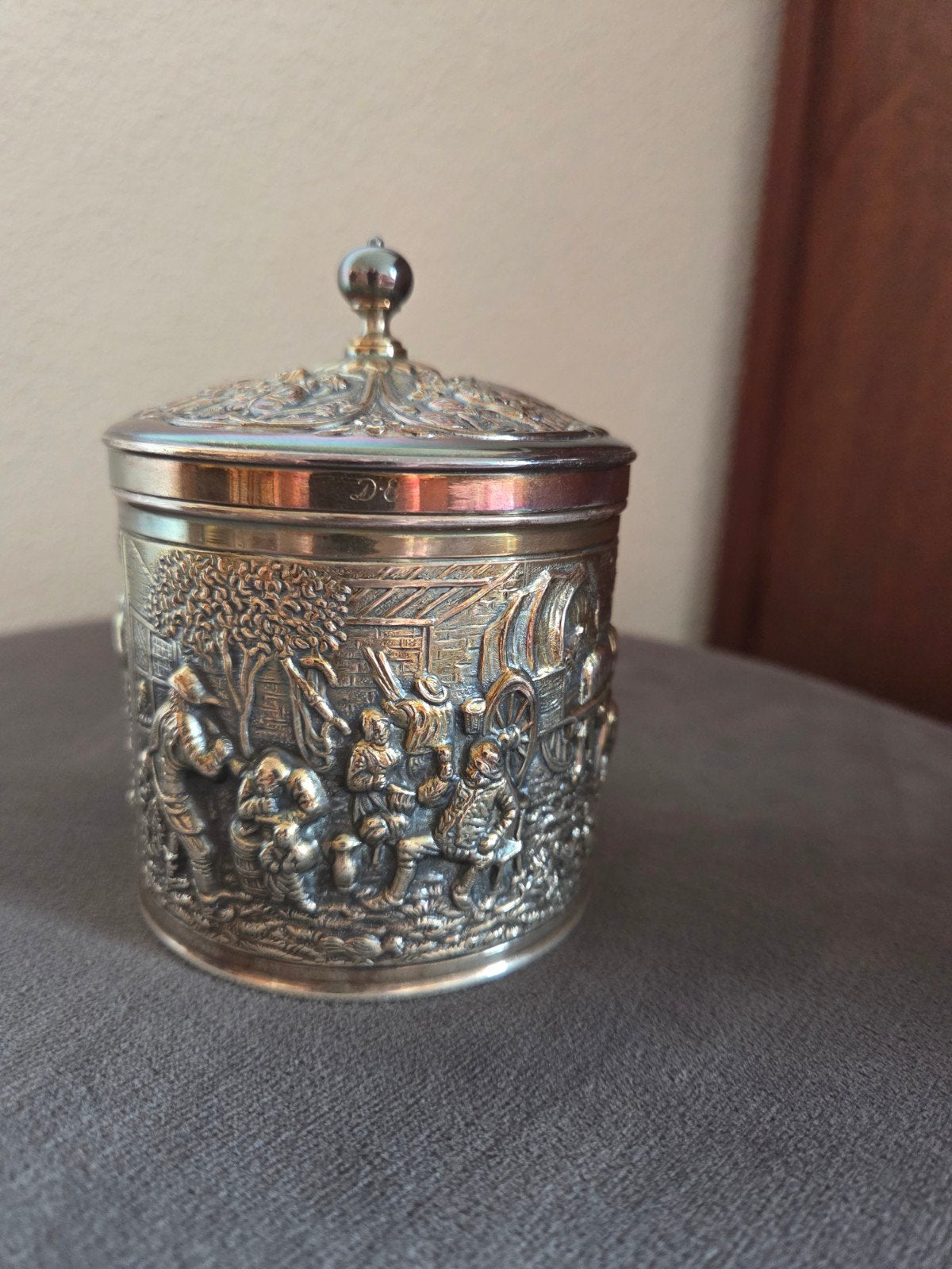 Antieke Douwe Egberts Theebus met Reliëfdecoratie, Antiek en Kunst, Antiek | Goud en Zilver, Ophalen of Verzenden
