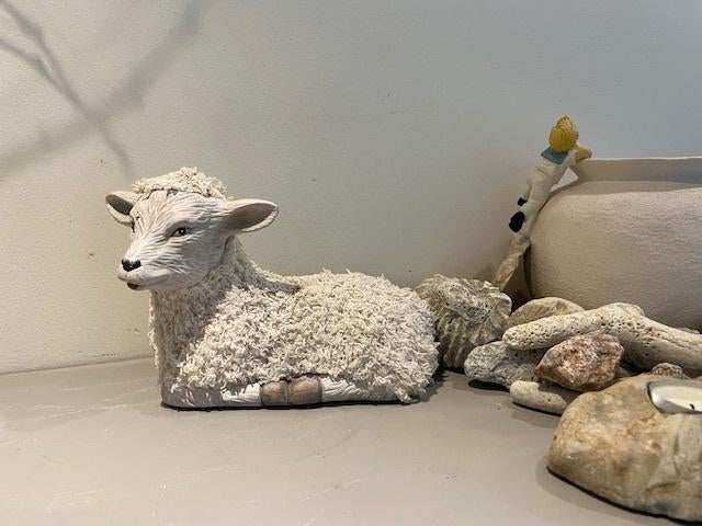 Vintage beeld liggend schaap van steen en stof. Pasen., Antiek en Kunst, Ophalen
