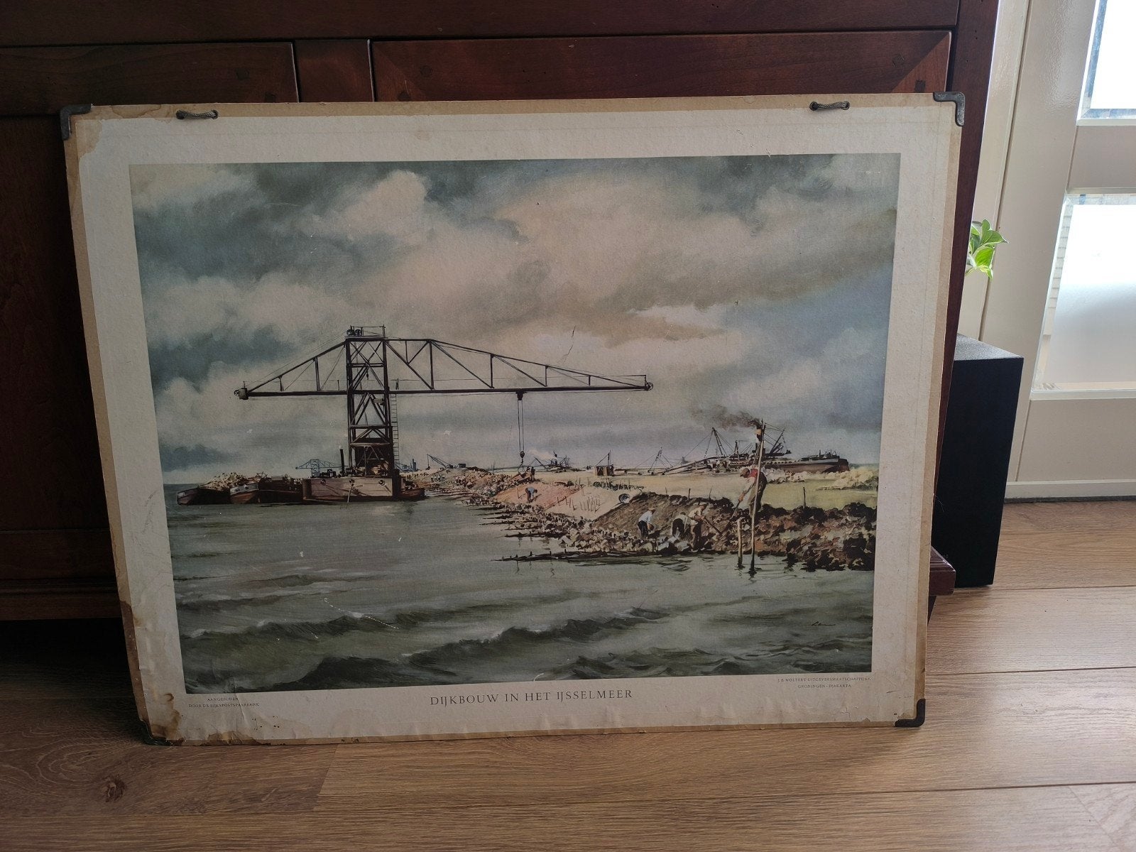 Grote vintage prent ‘Dijkbouw in het IJsselmeer’ – 86 x 66,5, Ophalen of Verzenden