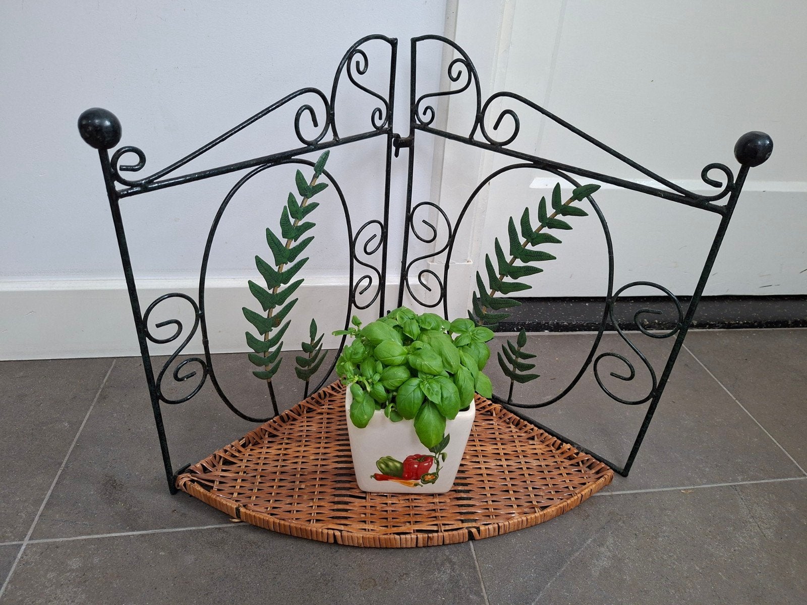 Brocante Inklapbaar Hoekrekje/Plantenstandaard - Metaal-Riet, Huis en Inrichting, Etagère, Metaal, Inklapbaar, Ophalen of Verzenden