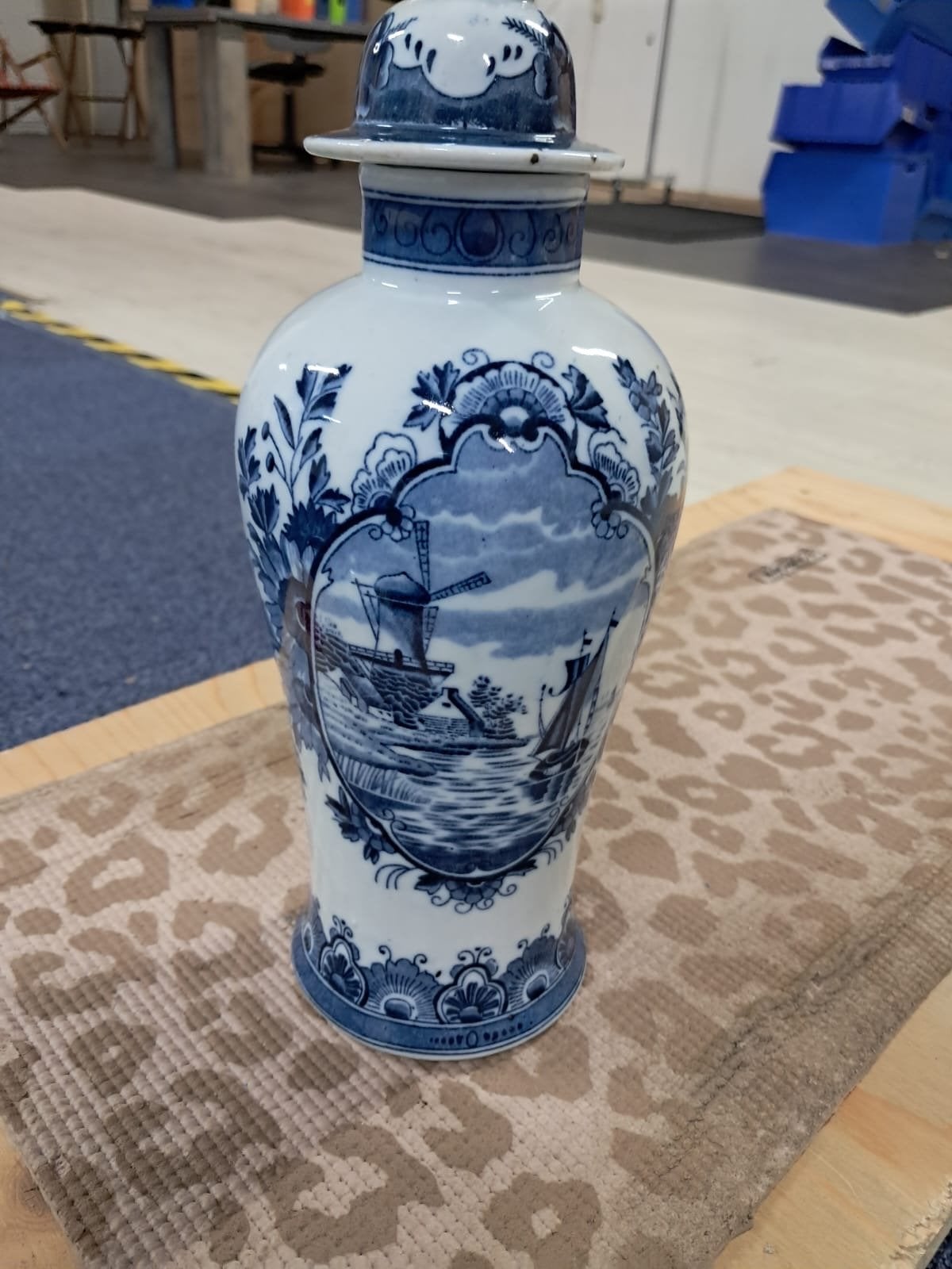 Delfts Blauwe vaas met molen en schepen Ophalen, Ophalen