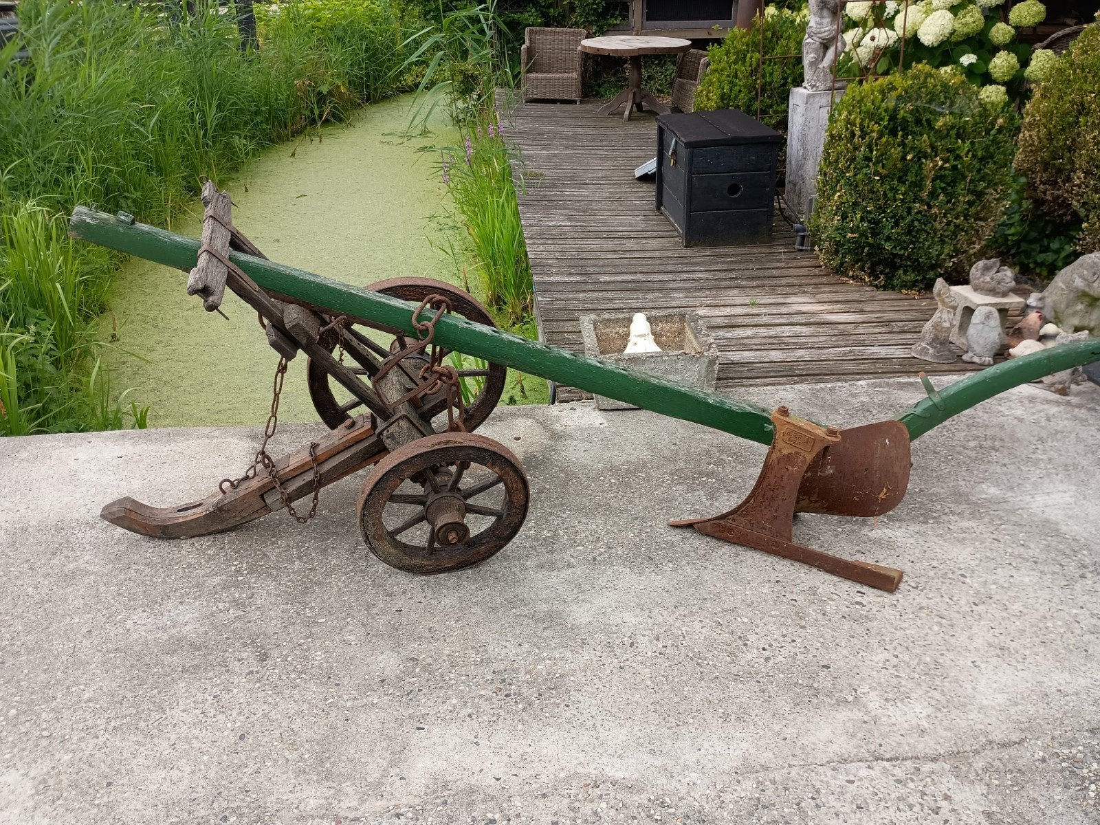 Antieke houten ploeg met ijzeren wielen, Antiek en Kunst, Ophalen