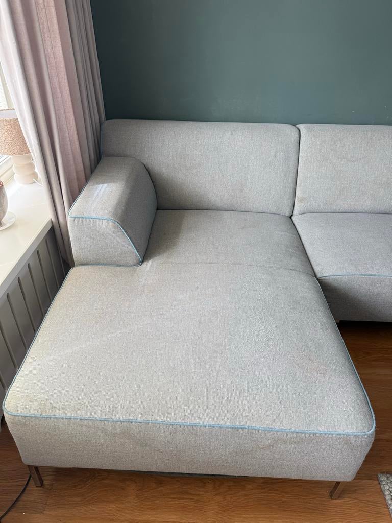 Montel grijze hoekbank met chaise longue en blauwe bies, 250 tot 300 cm, Gebruikt, Ophalen of Verzenden, Vierpersoons of meer
