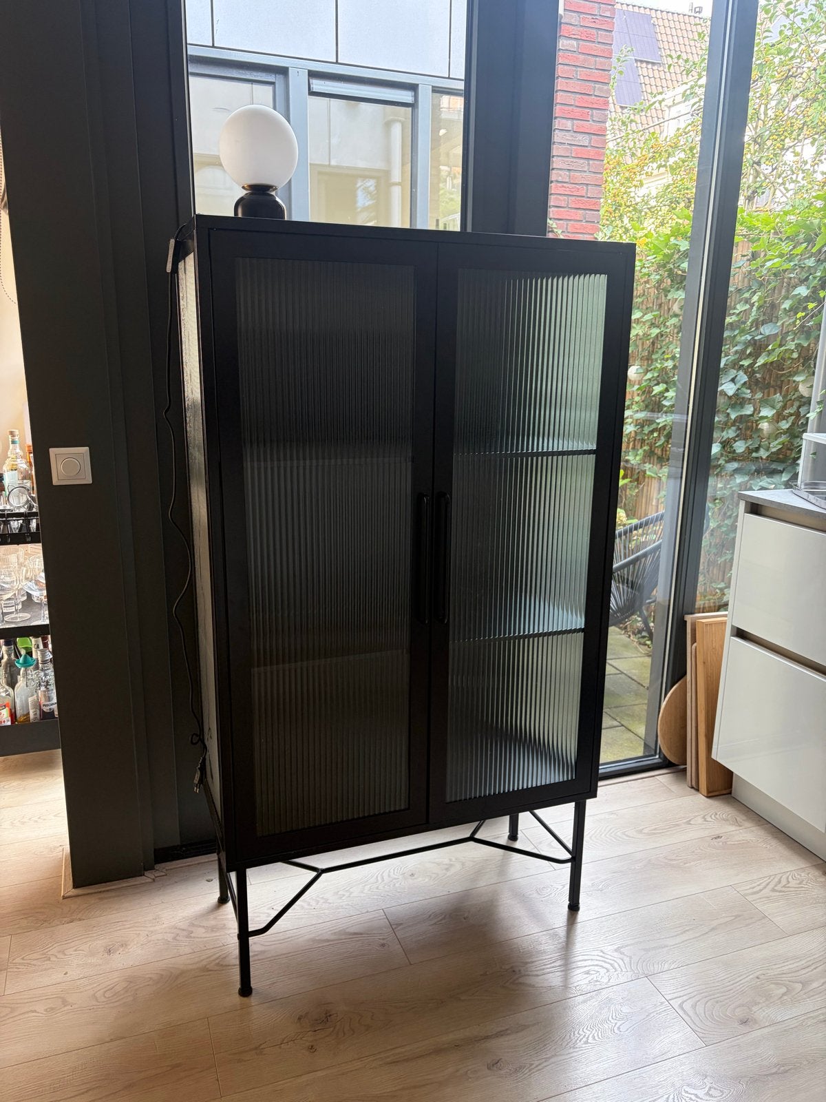 Woood Zion vitrinekast staal met geribbeld glas, Huis en Inrichting, Kasten | Vitrinekasten, Ophalen, Gebruikt, 50 tot 100 cm