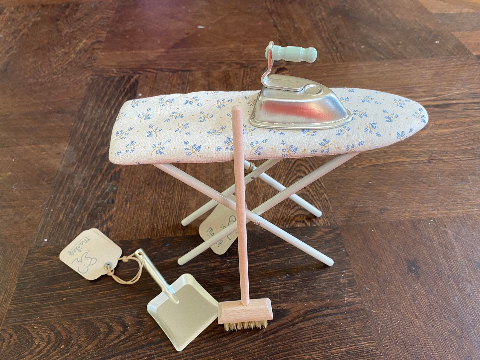 Maileg mini strijkplank stoffer blik bezem strijkijzer, Kinderen en Baby's, Speelgoed | Poppenhuizen, Ophalen of Verzenden, Nieuw