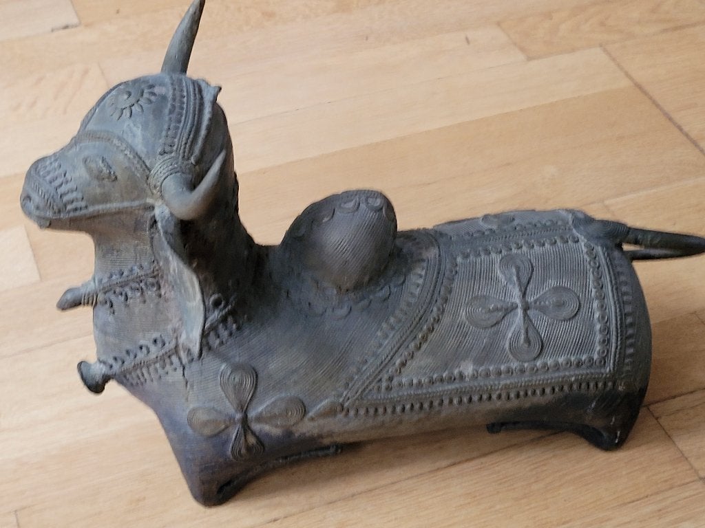 Antiek bronzen Nandi stier beeld uit India, Antiek en Kunst, Ophalen, Bruin, India, 24 cm