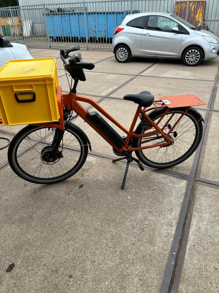 Oranje elektrische transportfiets met gele krat, Gebruikt, 51 tot 55 cm, 30 tot 50 km per accu, Ophalen