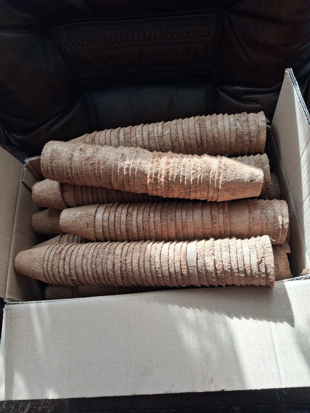 Te koop  doos vol met cocus kweek potjes., Ophalen of Verzenden