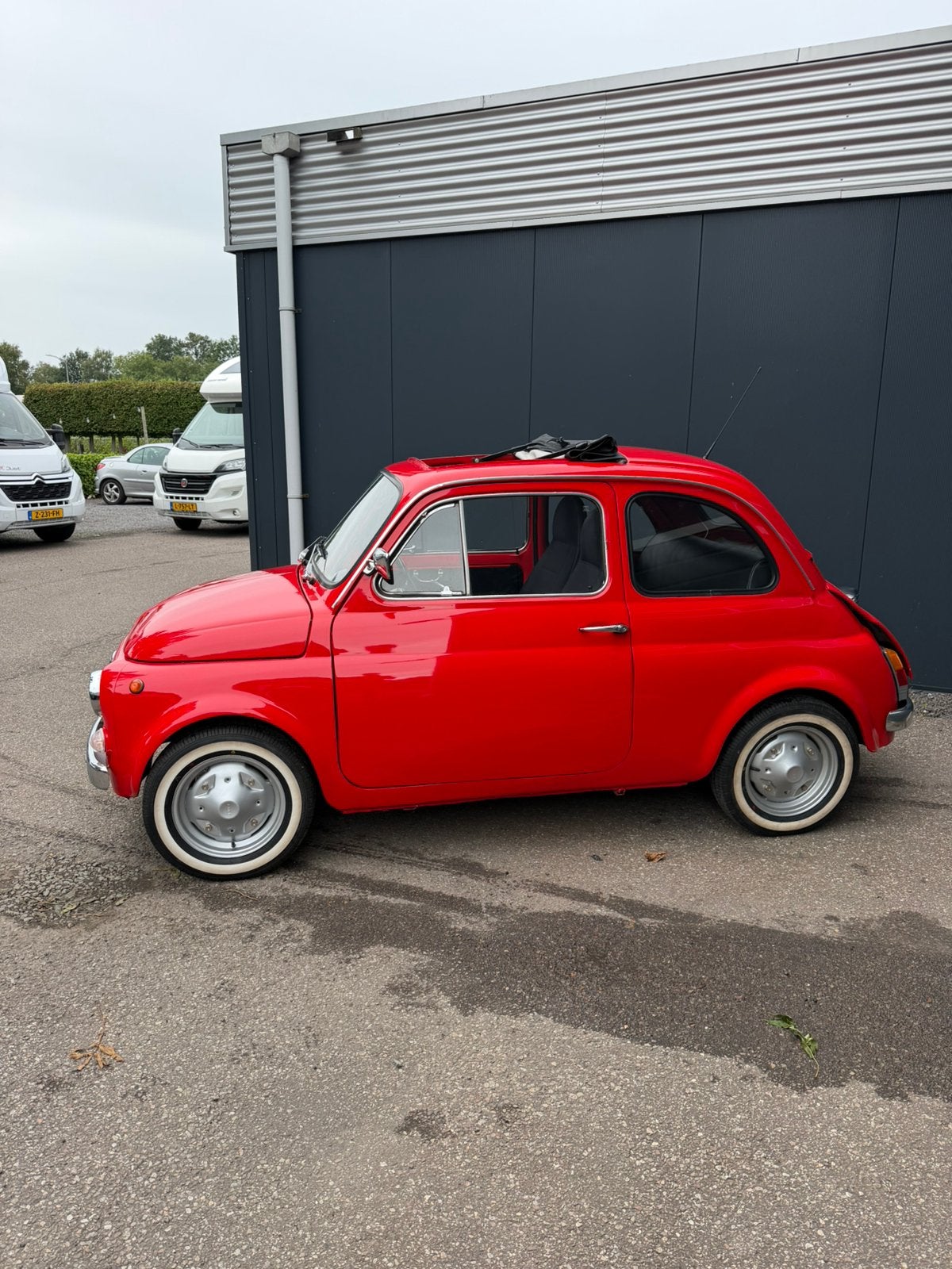 Fiat 500 R oldtimer – 600cc – Ferrari Rood – Whitewalls, foto 2