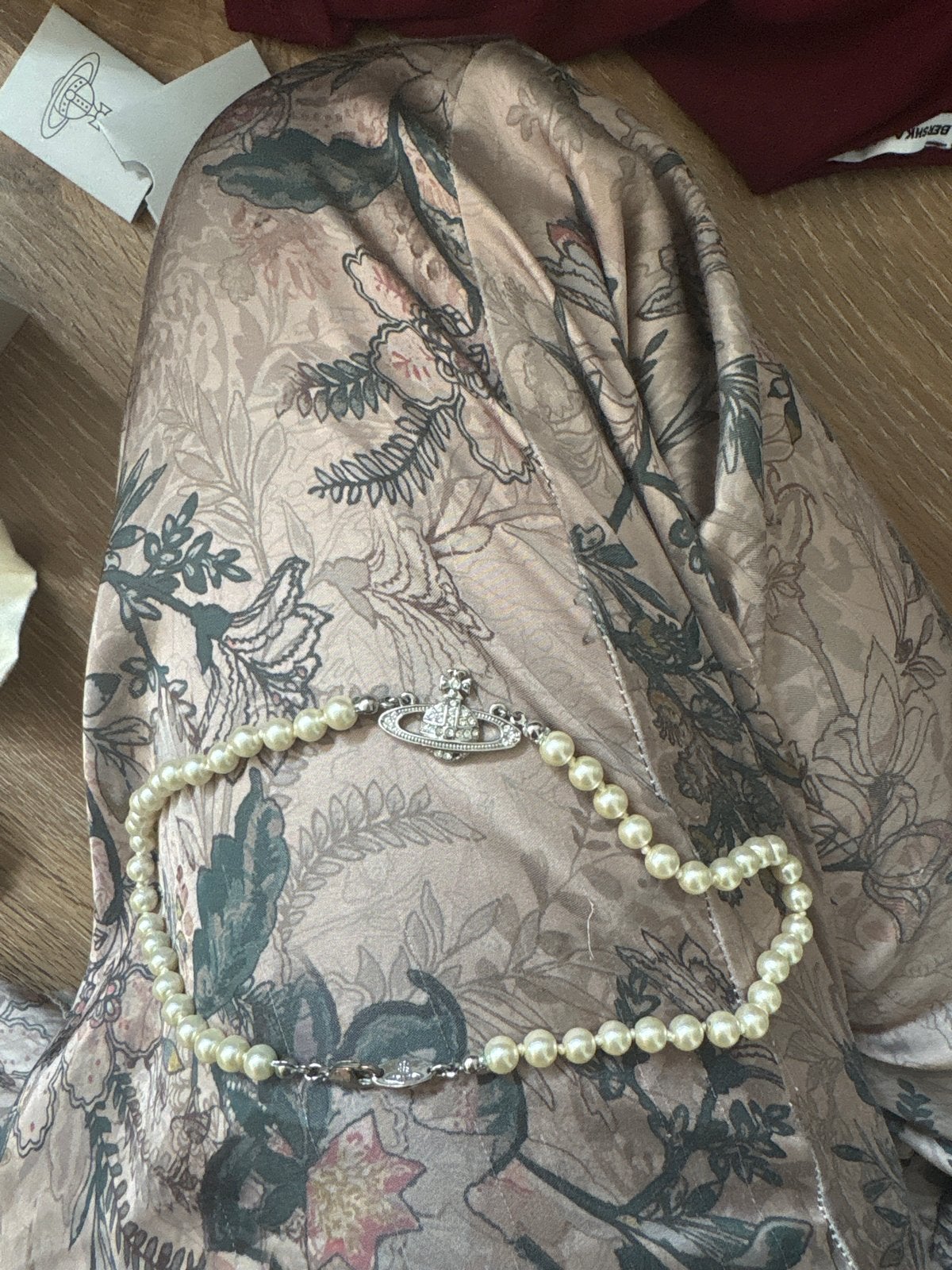 Vivienne Westwood Parelketting met Orb Hanger, Sieraden, Tassen en Uiterlijk, Overige materialen, Wit, Ophalen of Verzenden, Zo goed als nieuw