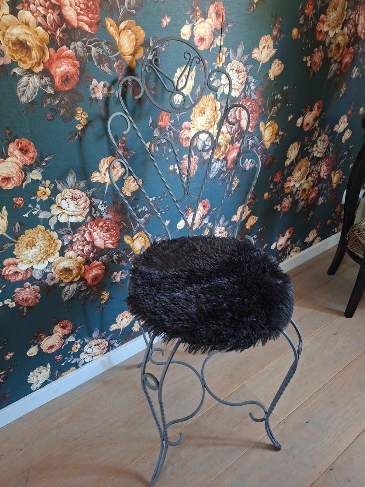 Vintage metalen stoeltje met sierlijke rugleuning, Ophalen of Verzenden