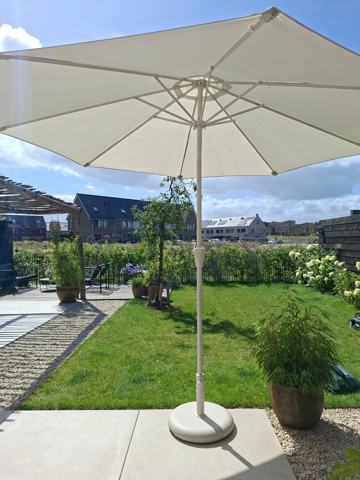 Beige parasol met betonnen voet -  kantelbaar, Ophalen, Verstelbaar, Gebruikt, 2 tot 3 meter