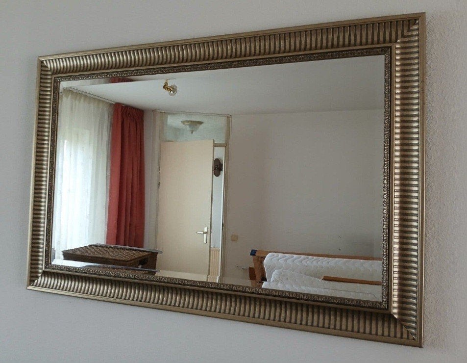 Grote rechthoekige spiegel met gouden lijst, Huis en Inrichting, Ophalen, Zo goed als nieuw, 100 tot 125 cm, Minder dan 100 cm