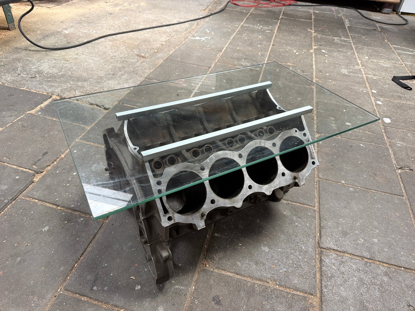 V8 Unieke salontafel van motorblok met glazen blad, 50 – 75, 100 tot 150 cm, Zo goed als nieuw, Metaal