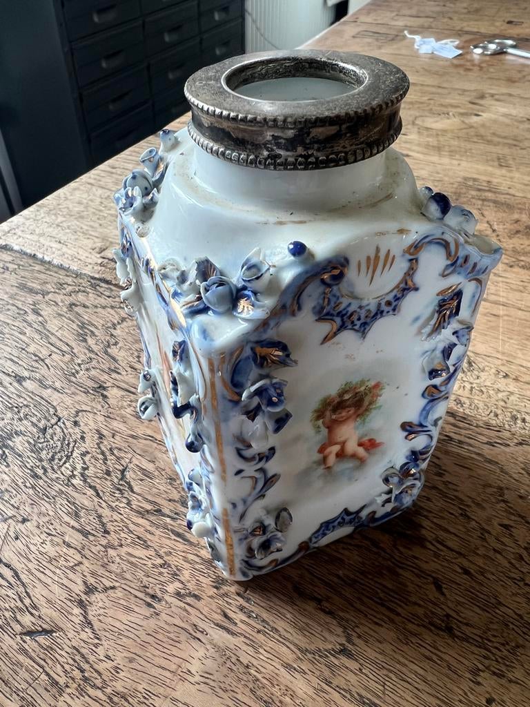 Antieke Porseleinen Theebus met Engeltje en Bloemen, Antiek en Kunst, Ophalen of Verzenden