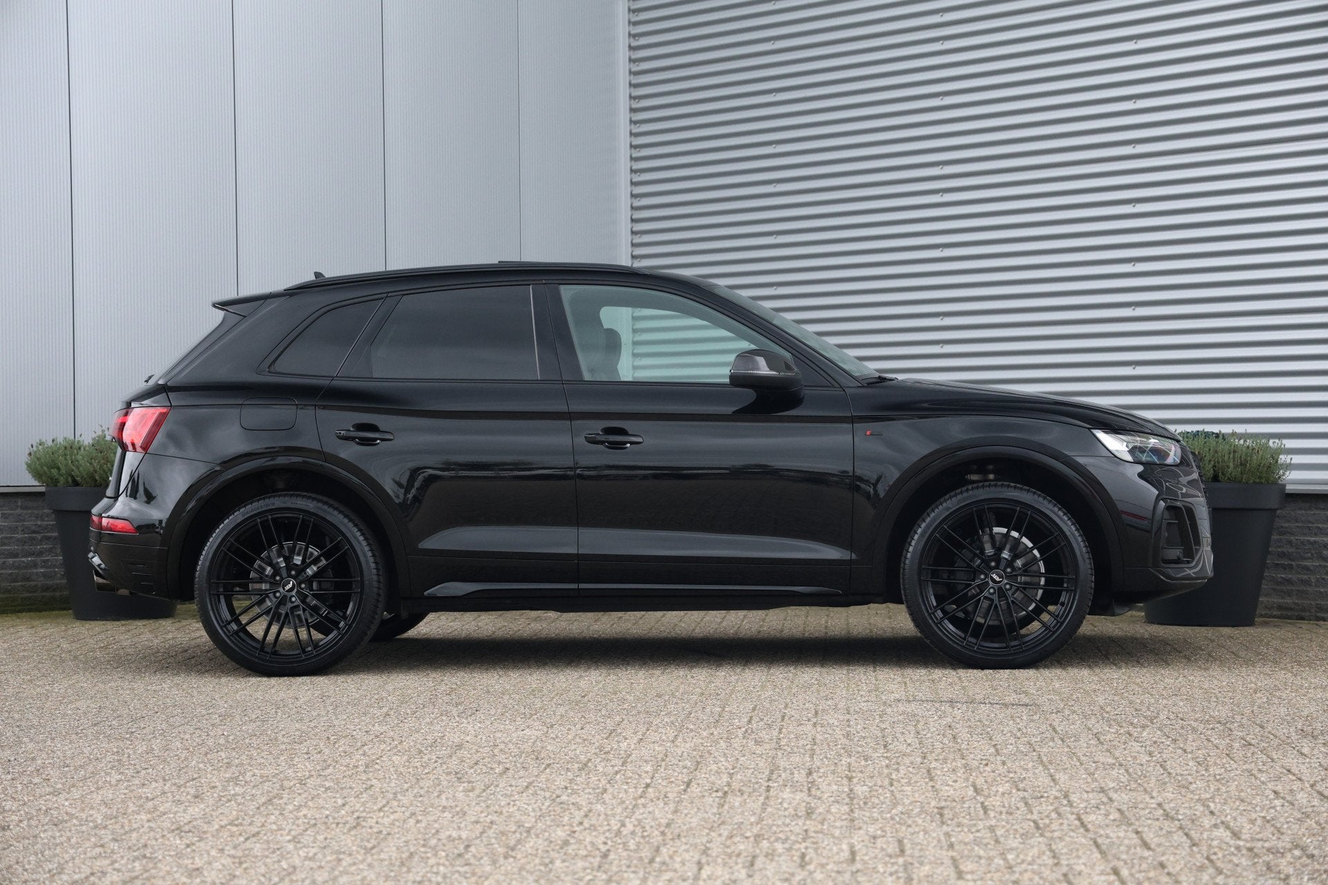 Foto 2 van Audi Q5 55 TFSI e Quattro 367pk S-Line Black Pano|Trekh|Carb