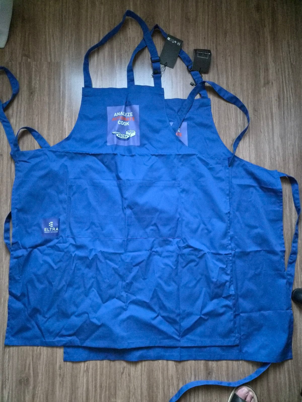 Nieuwe blauwe schorten met 'Analyze Cook' opdruk (2 stuks), Nieuw, Ophalen of Verzenden, Overige materialen, Overige merken