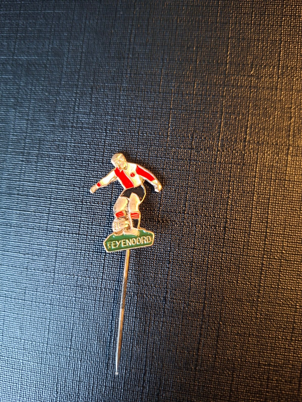 Feyenoord speldje - Voetballer pin, Ophalen of Verzenden, Gebruikt, Feyenoord, Overige typen