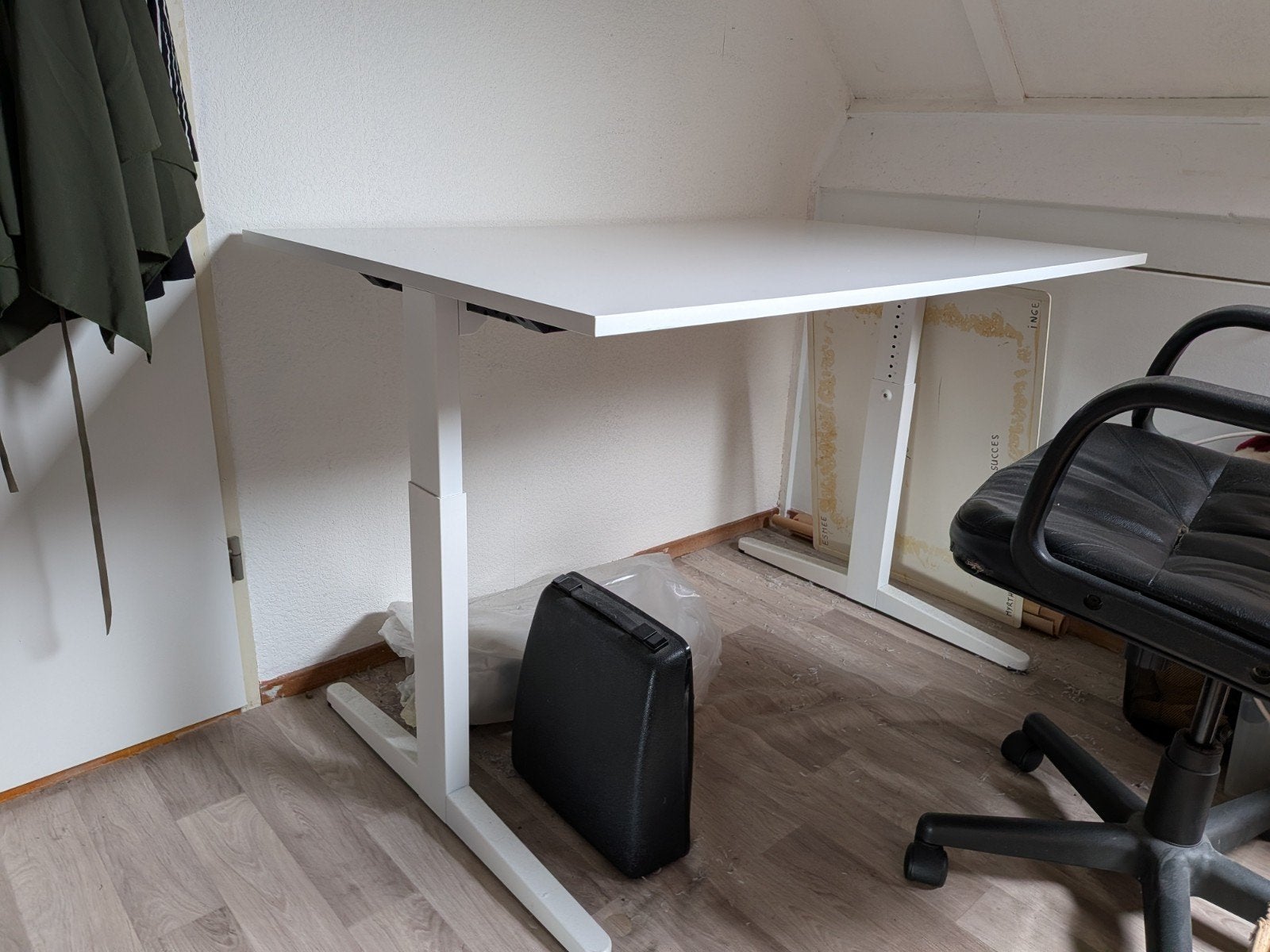 In hoogte verstelbaar bureau - Wit, Modern, Huis en Inrichting, Bureaus, Zo goed als nieuw, Zit-sta bureau, Overige merken, Modern
