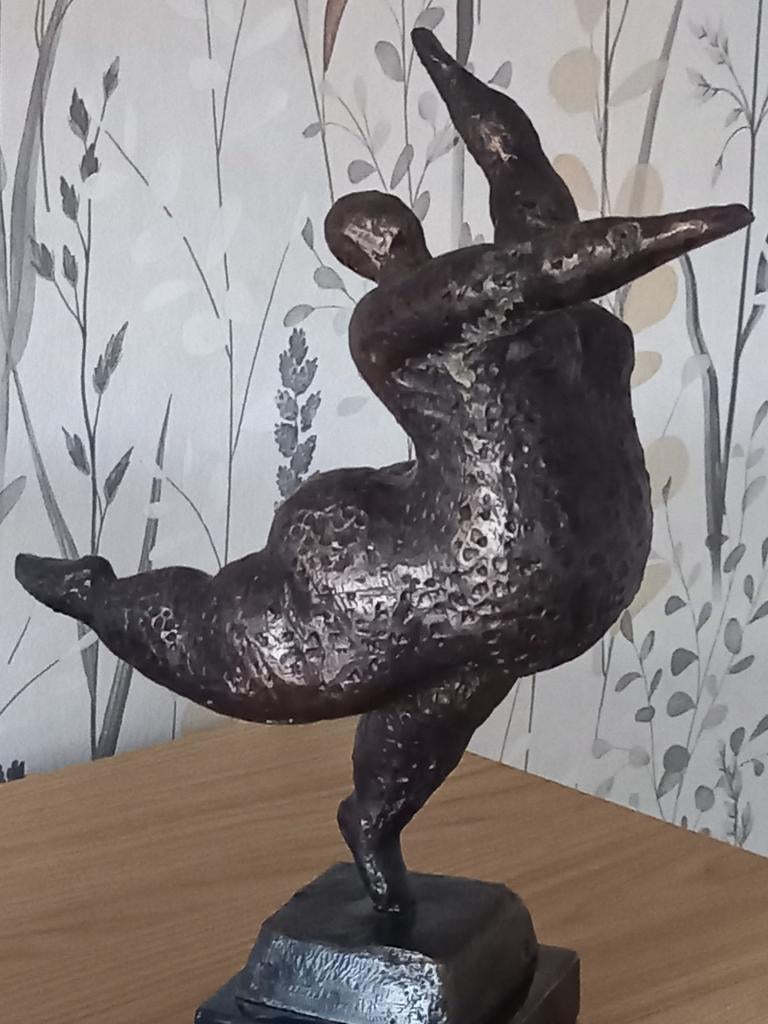PRACHTIG ZWAAR BRONZEN BEELD VAN DE ,, DANSENDE DAME ,, HET, Ophalen of Verzenden