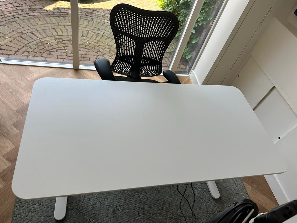 Wit zit-sta bureau met Herman Miller Mirra bureaustoel, Ophalen of Verzenden, Zo goed als nieuw