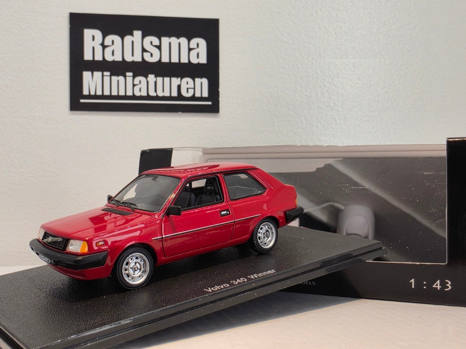 Volvo 340 Winner - Rood - 1:43 Neo Scale Models, Hobby en Vrije tijd, Overige merken, Auto, Neo Scale Models, Nieuw