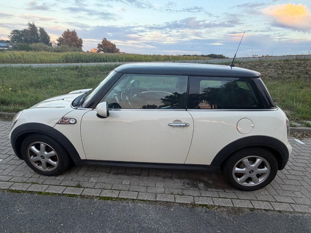 Mini 1.4 16V ONE 2009 Wit, Auto's, Voorwielaandrijving, Dealer onderhouden, Stof, Zwart