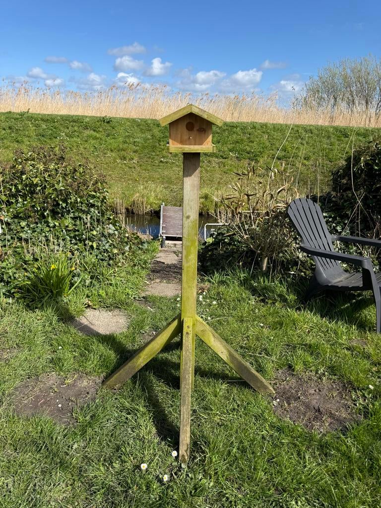 Houten vogelhuisje op paal, Tuin en Terras, Vogelhuisjes en Vogelbaden, Gebruikt, Ophalen