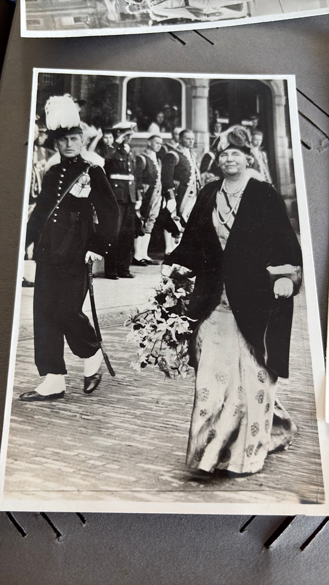1938 Wilhelmina met man in uniform van marine, Verzenden