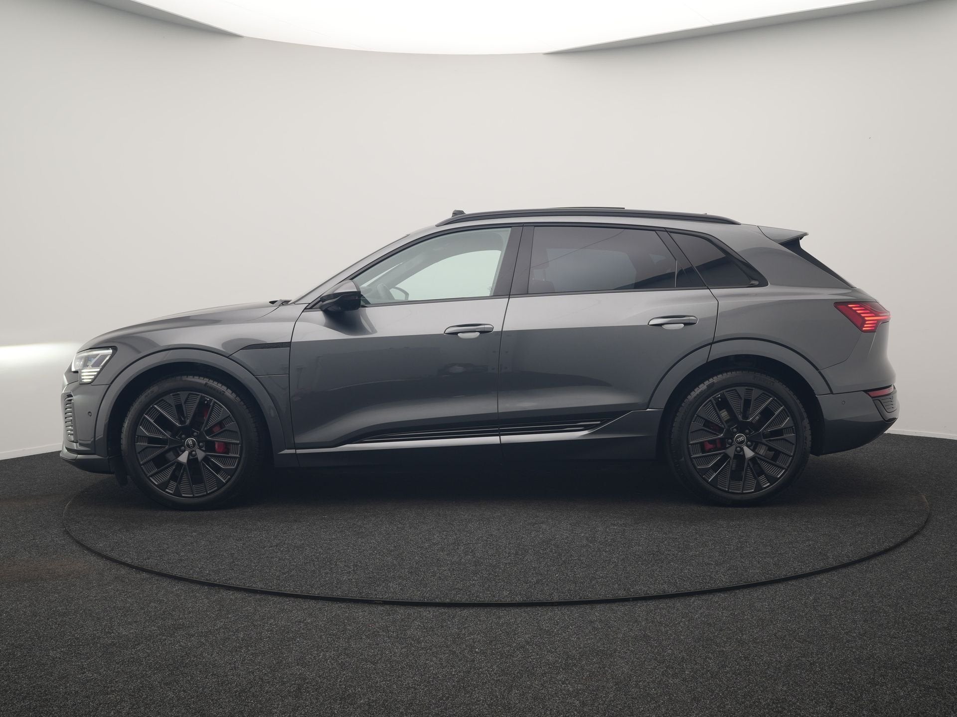 Audi Q8 e-tron 55 Quattro S Line 114 kWh 408pk Dealer O.H. |, Automaat, Gebruikt, Zwart, Vierwielaandrijving