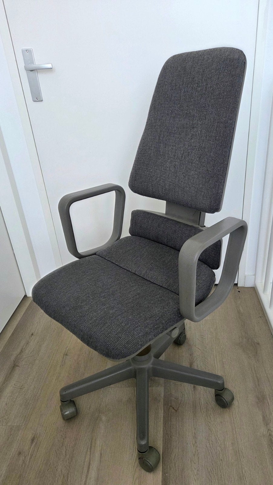 te koop.buro stoel verstelbaar., Ophalen, Gebruikt, Grijs, Eén