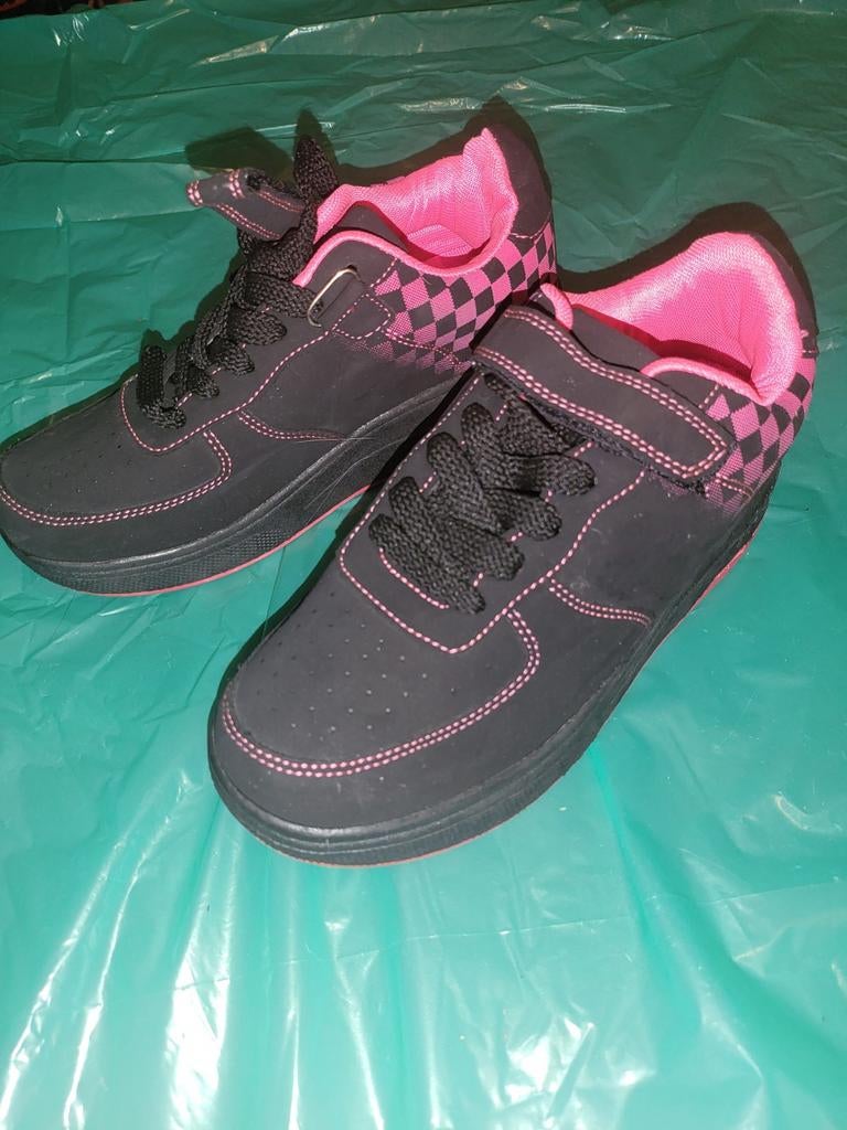 Roze en Zwarte Heelys rolschaats schoenen Maat 38, Sport en Fitness, Skeelers, Verzenden, Gebruikt, Kinderen