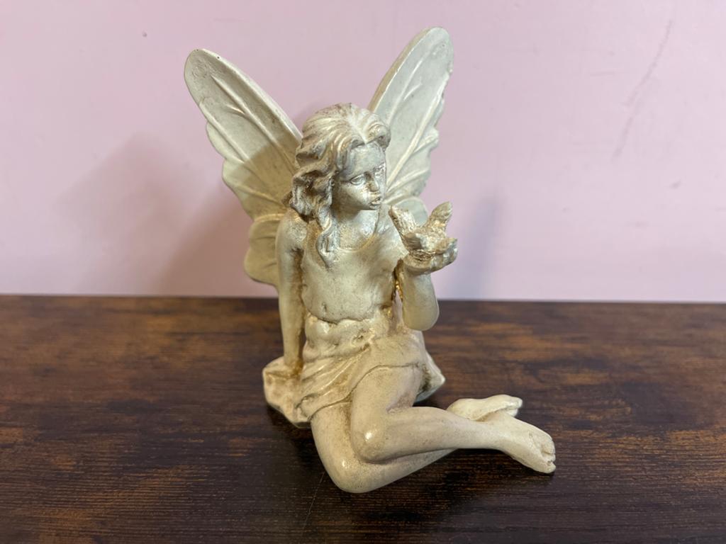 Beeldje van een zittende fee met vlinder, Ophalen of Verzenden, Gebruikt, Fantasy