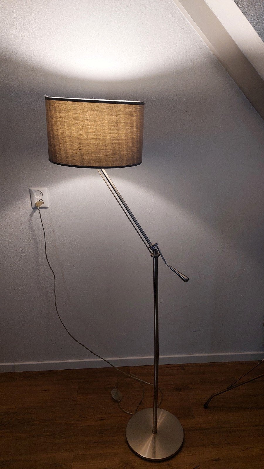Moderne  lamp, verstelbare arm grijze/taupe stoffen kap, Huis en Inrichting, Ophalen, Gebruikt, Metaal, E27 (groot)