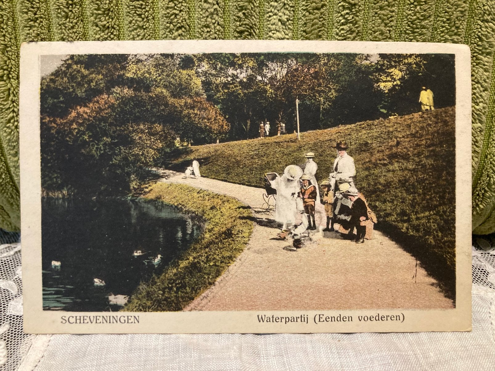 Oude ansichtkaart Scheveningen eenden voederen (190826), Ophalen of Verzenden, Voor 1920, Zuid-Holland