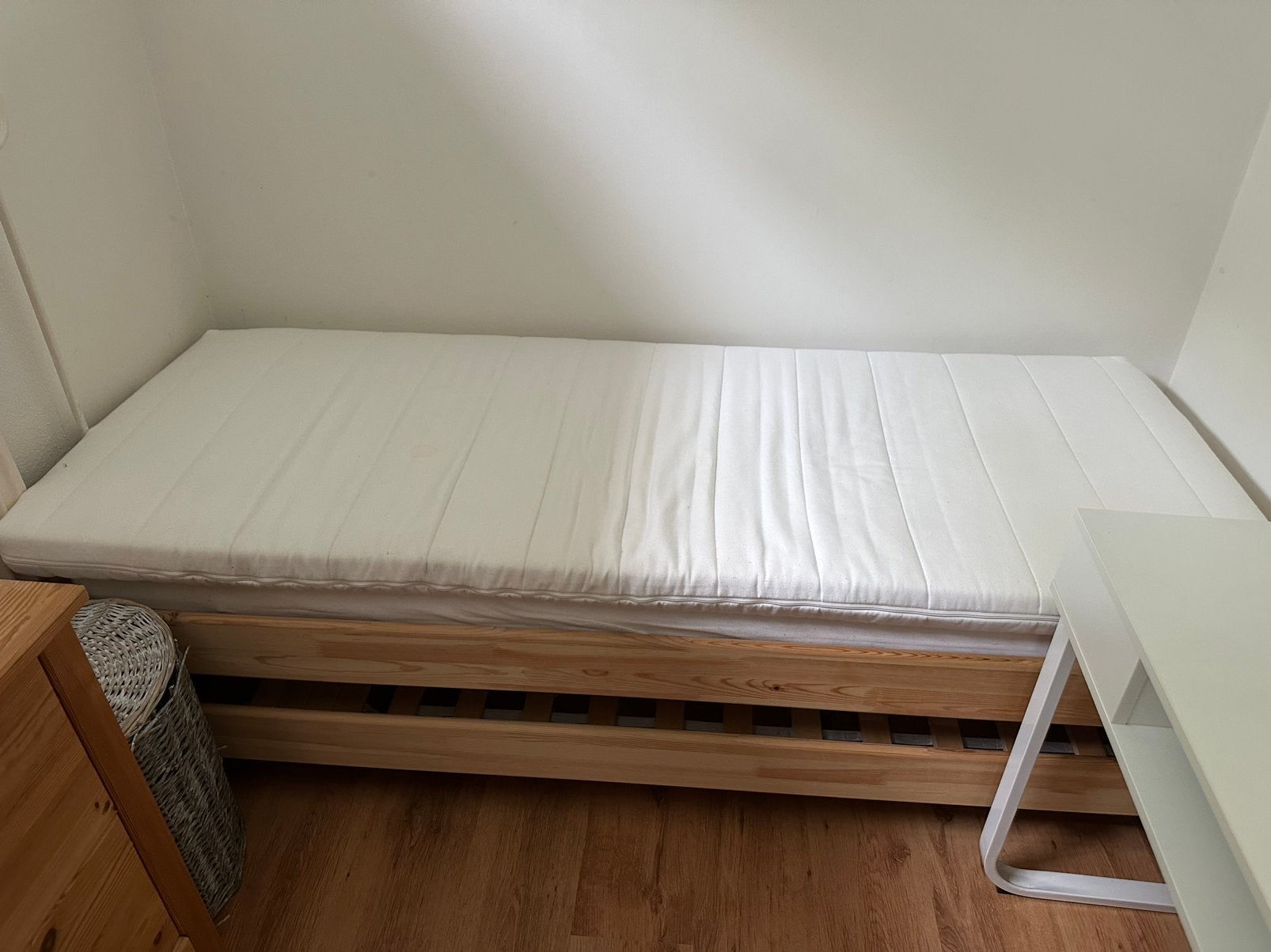 IKEA Utaker stapelbaar bed incl matrassen, Ophalen, Wit, Tweepersoons, Zo goed als nieuw